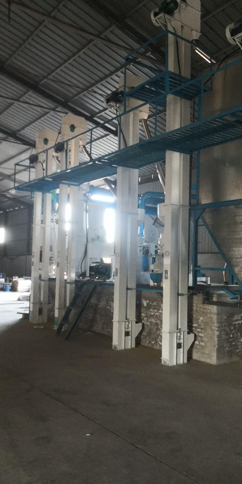 內(nèi)蒙赤峰敖漢旗羊場(chǎng)NZJ30B大米成套加工設(shè)備安裝調(diào)試完畢