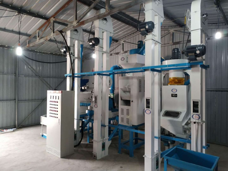 NZJ10型小米成套加工設(shè)備安裝調(diào)試完畢。河北人張家口蔚縣宋家莊鄉(xiāng)宋家莊村